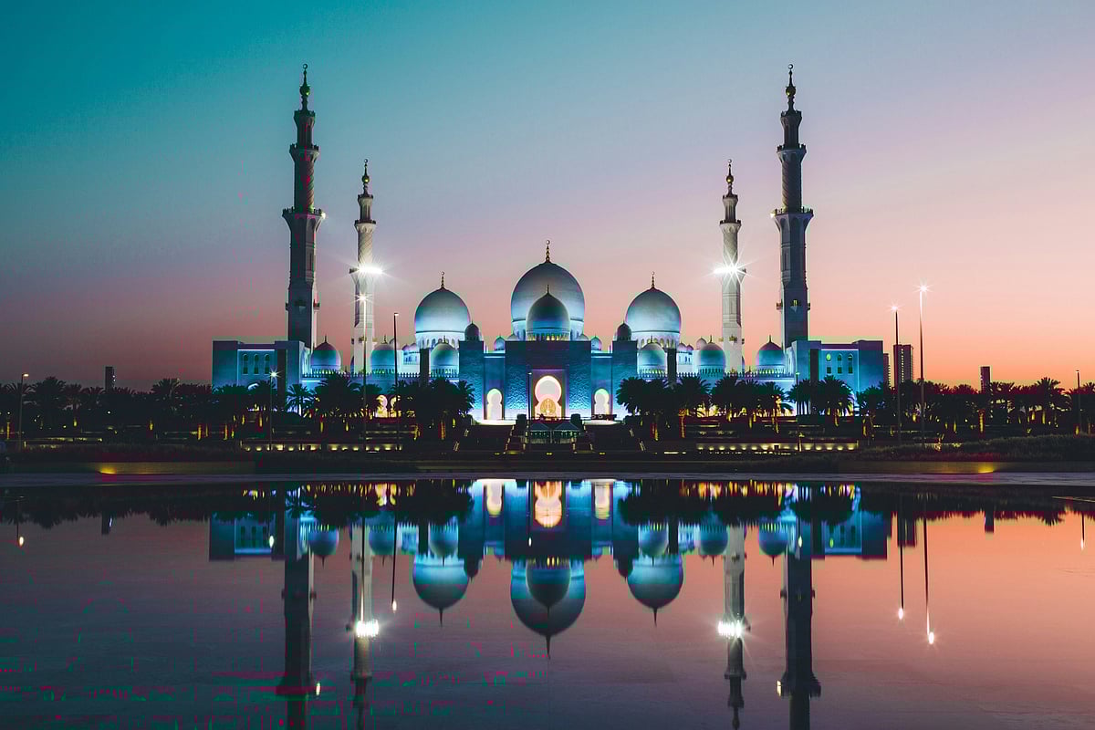  David Rodrigo/Unsplash : There are many places to see in Abu Dhabi, including the iconic Grand Mosque