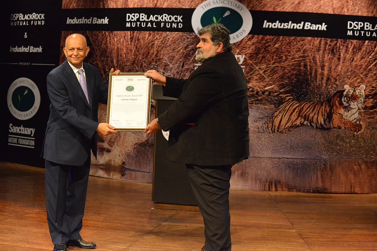 Valmik Thapar receiving the “Lifetime Service Award” from the Sanctuary Nature Foundation in 2017