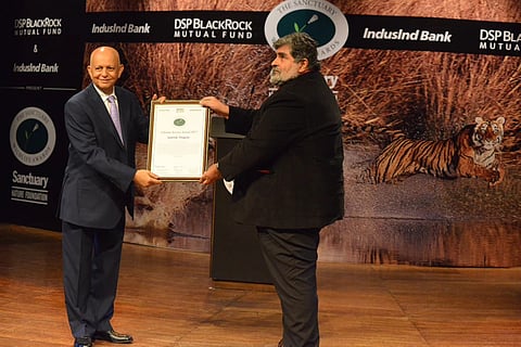 Valmik Thapar receiving the “Lifetime Service Award” from the Sanctuary Nature Foundation in 2017
