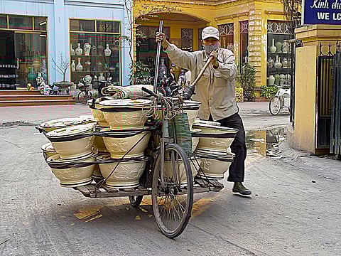 Transporting finished ceramic products