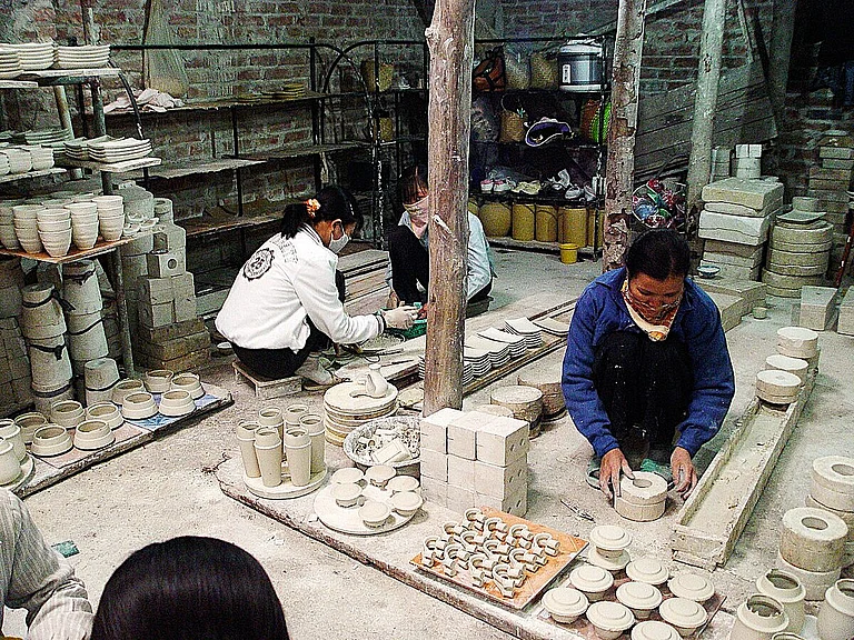 Hand crafting ceramics at Bat Trang, Vietnam - Steven C. Price/Wiki Commons