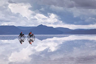 Shutterstock : Cycle across Salar de Uyuni, the world’s largest salt flat