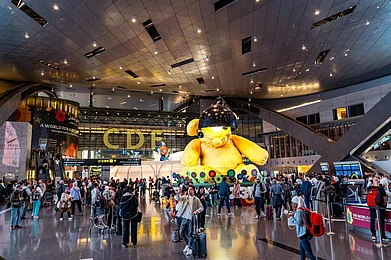 Strikernia/Shutterstock : The 20-foot “Lamp Bear” sculpture by Swiss artist Urs Fischer captures the hearts of travellers of all ages at Hamad International Airport