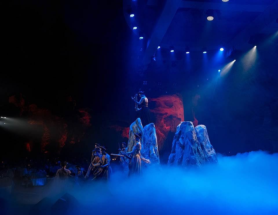 Renowned director Le Thanh Phongs immersive 45-minute performance, The Quest for the Dragon Pearl, made its debut on May 30