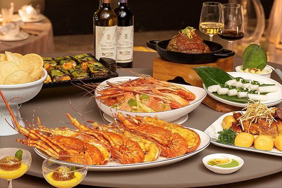 Attendees are treated to a classy candlelit dinner that highlights Vietnams diverse culinary culture. 