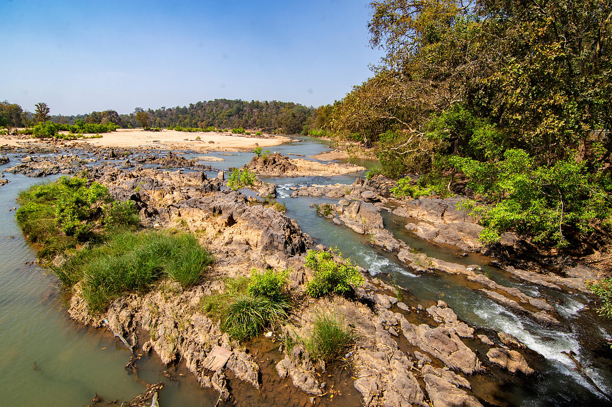 The Banas River originates in the Khamnor Hills area of the Aravallis mountain range