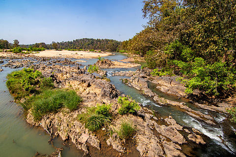 The Banas River originates in the Khamnor Hills area of the Aravallis mountain range