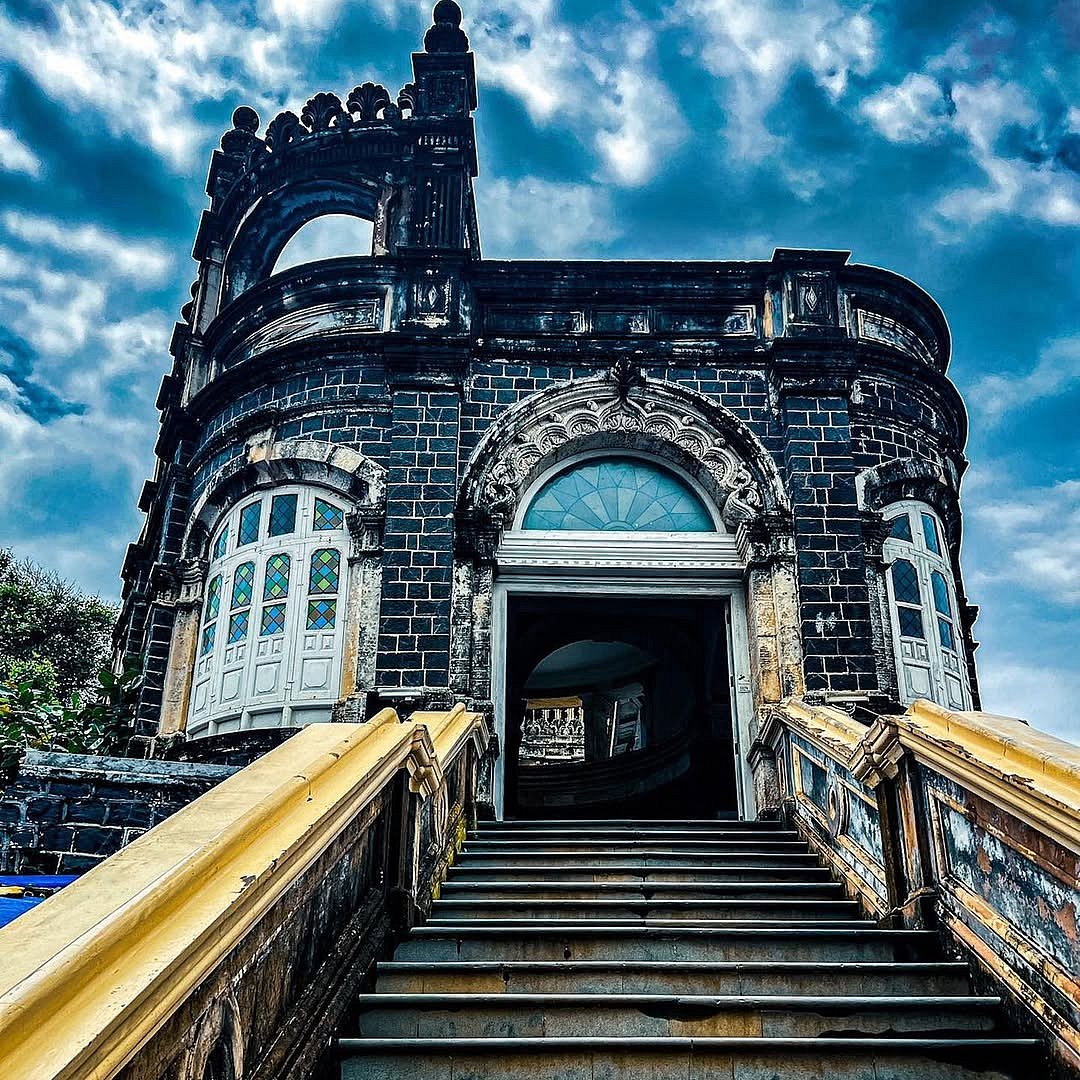 The mausoleum is built in honour of Ma Hajiani, a saint believed to be the sister of Saint Pir Haji Ali Shah Bukhari. 