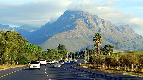 The R304 road towards Stellenbosch