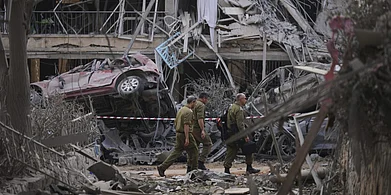 AP/PTI : Israeli security personnel inspect the rubble of residential buildings hit by an Iranian missile strike in Ramat Gan, near Tel Aviv, on Saturday, June 14, 2025