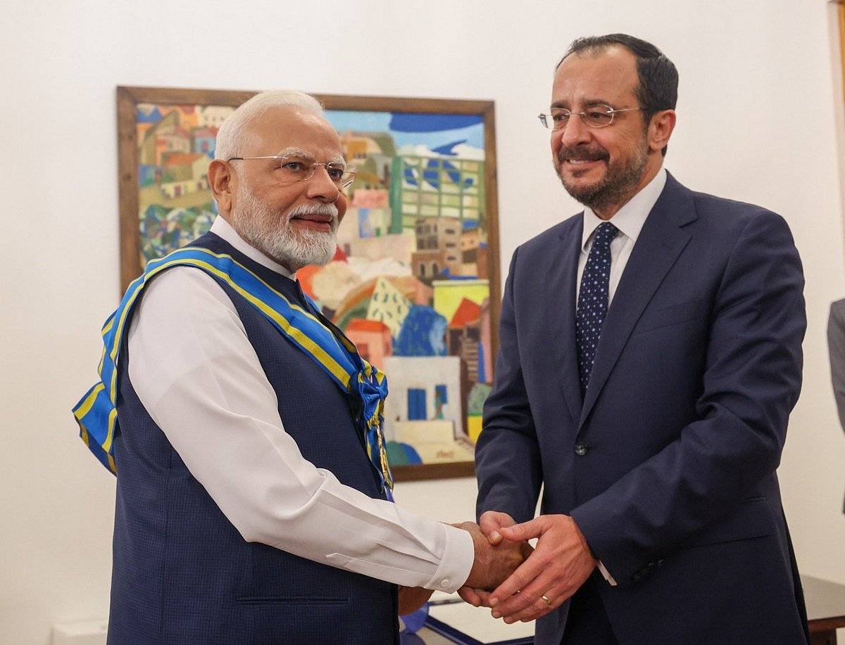 PM Modi being felicitated in Cyprus