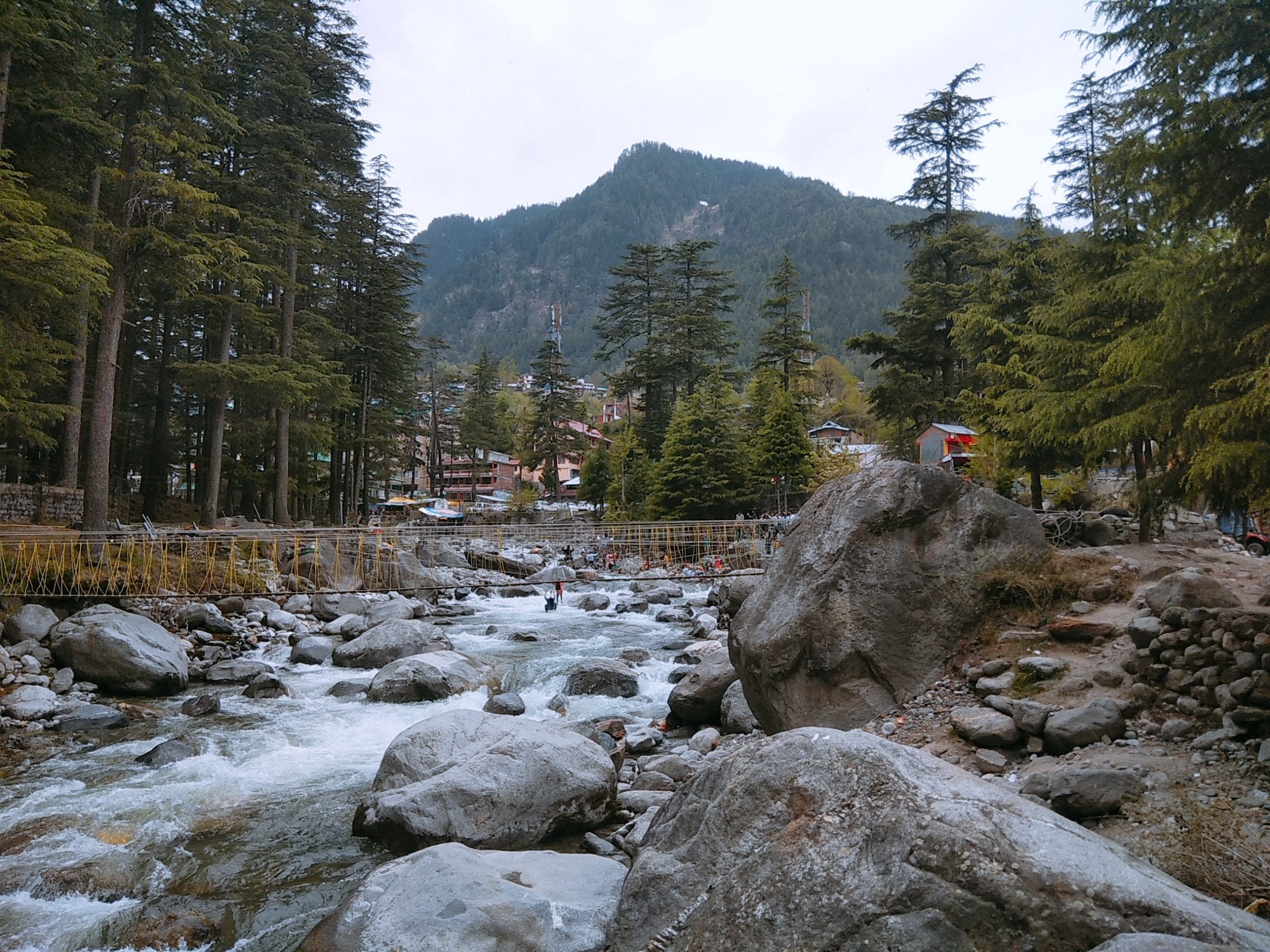 The Manali Club House is located on the banks of the Manalsu Nallah, a branch of the Beas River