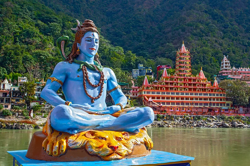 A statue of the Hindu deity Shiva in a meditative pose in Rishikesh