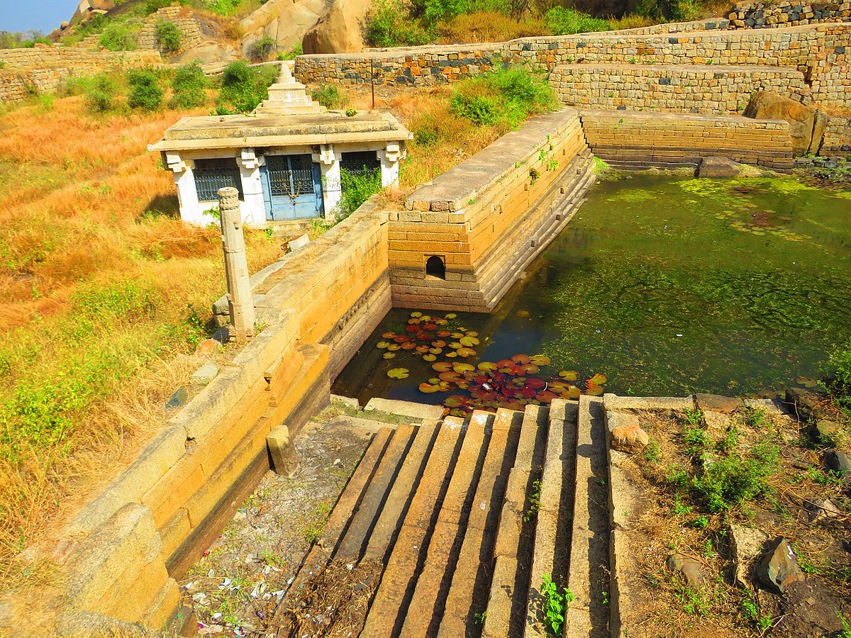 One of Chitradurga Forts many water reserves, next to a temple