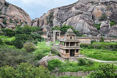 Shutterstock : Ancient temples nestled among rocky hills and lush greenery at Chitradurga Fort, Karnataka
