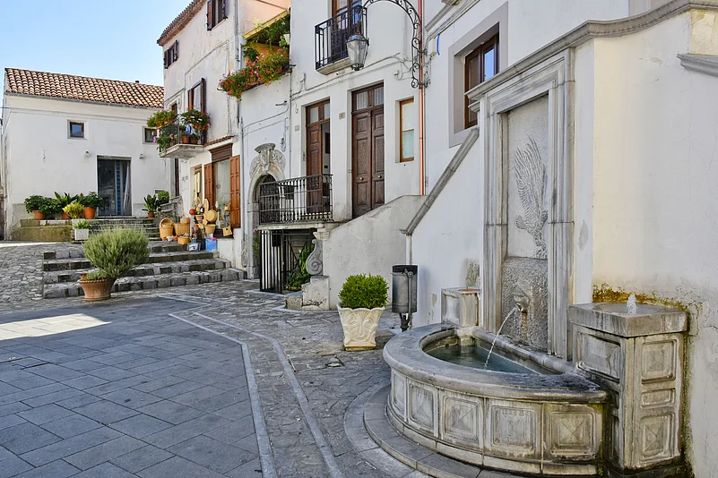 Aieta in Calabria is balanced between the sea and the mountains