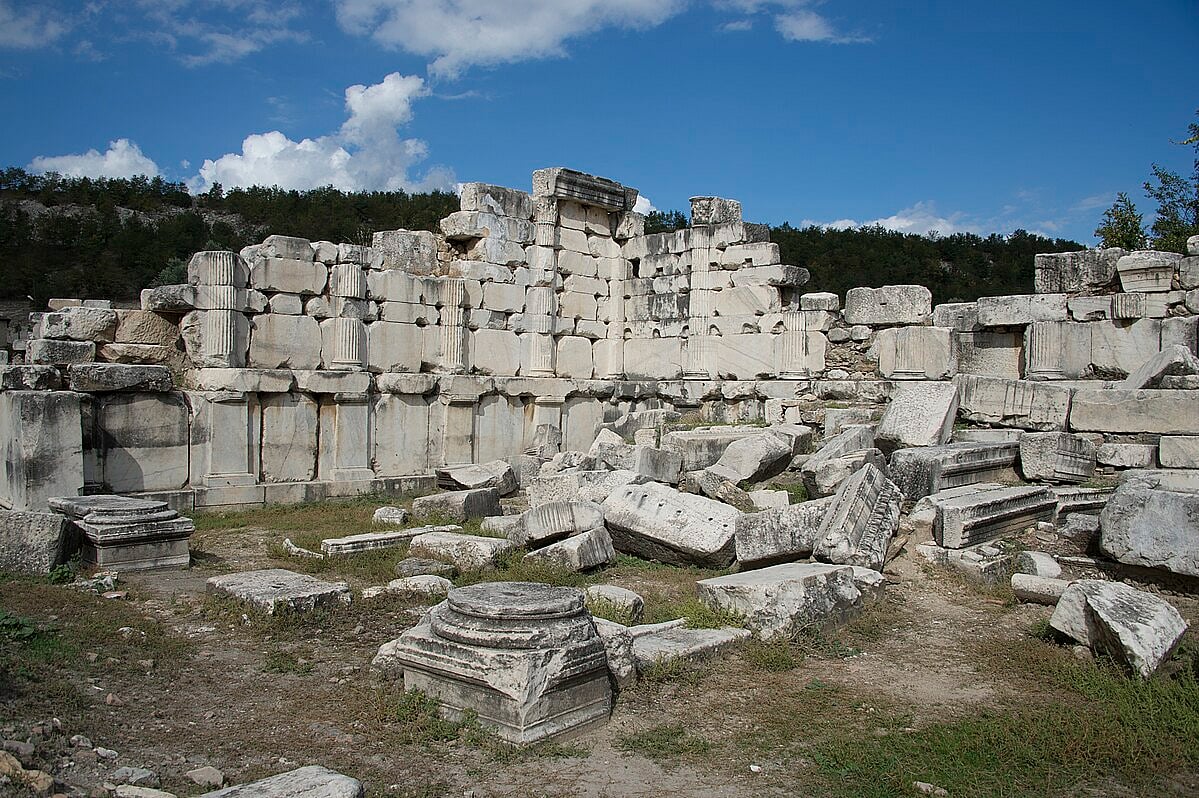 Dick Osseman/Wiki Commons : The remains of a gymnasium in Stratonikeia, an ancient city in Türkiye. This is where the library was unearthed
