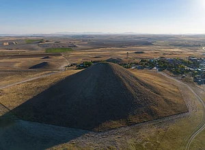RaulC7/Shutterstock : An aerial view of the Midas Mound in Gordion, Türkiye