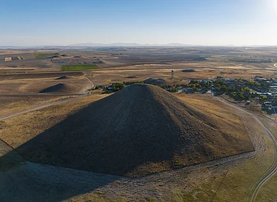RaulC7/Shutterstock : An aerial view of the Midas Mound in Gordion, Türkiye
