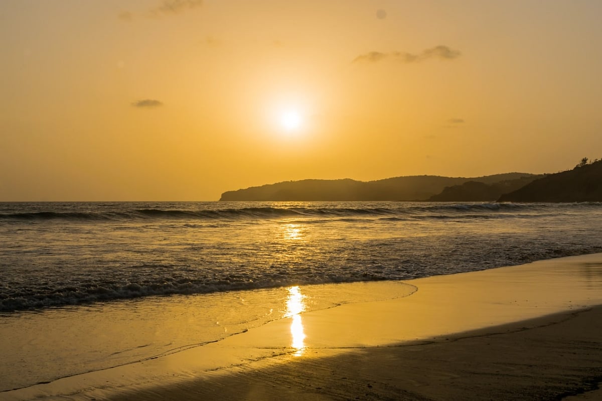 akhileshsarfare/Shutterstock : Sunset at Velneshwar Beach