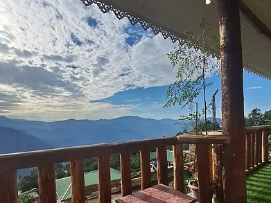 yakteen_orchid_homestay/Instagram : A view of Yakten from a homestay