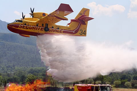 An amphibious aircraft douses a forest fire near Nice (July 2023)