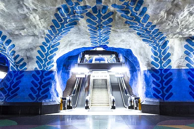 andrewmarcus/Shutterstock : The leaf creepers and stylised flowers of Per Olof Ultvedt in striking cobalt blue at T-Centralen station