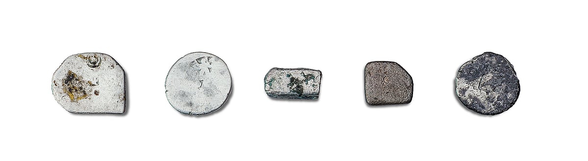 These early metallic punch-marked coins, some dating back to the Sangam Age, reflect an advanced trade system and economic activity in Keeladi, suggesting it was part of an organised and monetised urban society