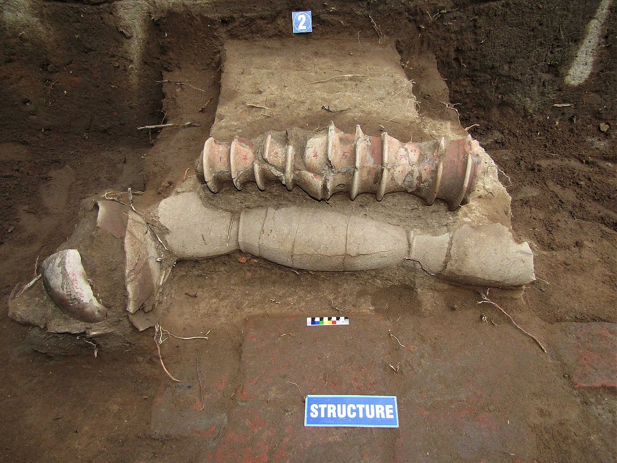 A partially reconstructed terracotta pipeline discovered at the site reveals an early form of civic water management infrastructure, attesting to urban planning and engineering knowledge