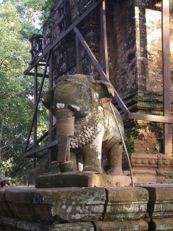 Sculpture in a Koh Ker temple 