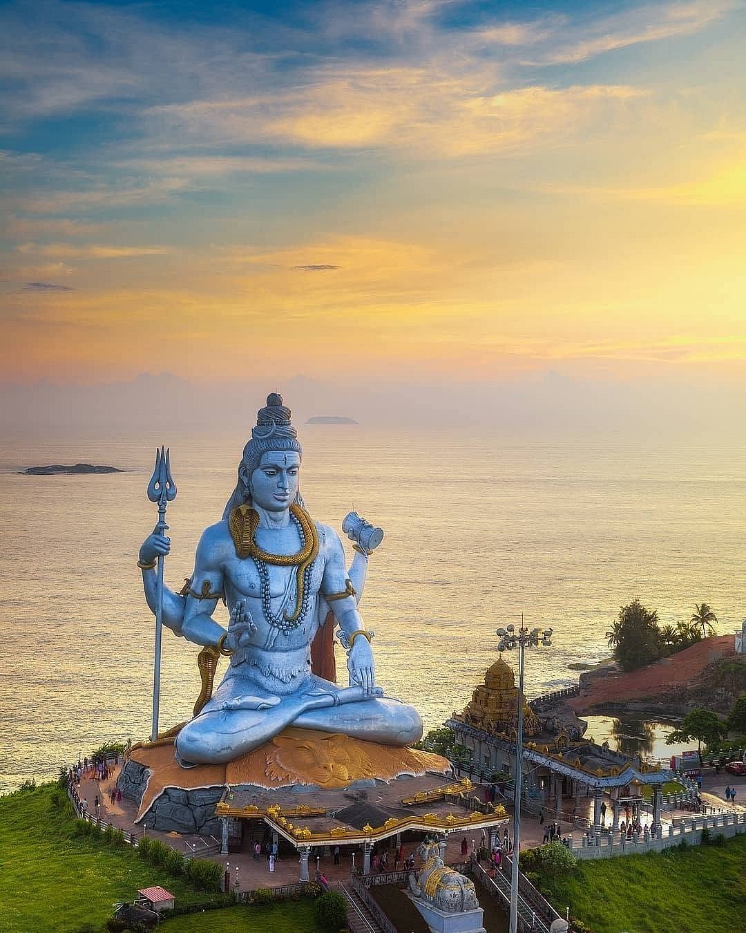 The huge Shiva statue at Murudeshwar temple - artingoutloud/instagram