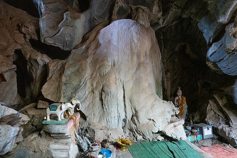 The White Elephant Cave in Phnom Sorsia - psamathe.net/Wiki Commons