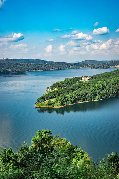 Shutterstock : Umïam Lake, also known as Bara Pani, in Shillong