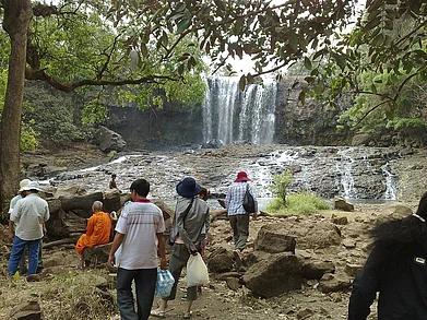 Dtfman/Wiki Commons : Tourists at Bou Sra Waterfall, Mondulkiri, Cambodia