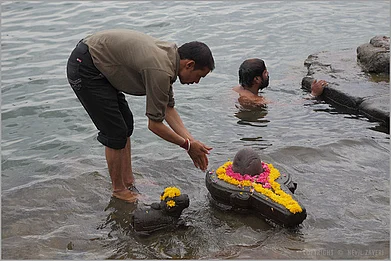Nevil Zaveri/Flickr : (representative image) Praying to a shivling on the bank of the Narmada