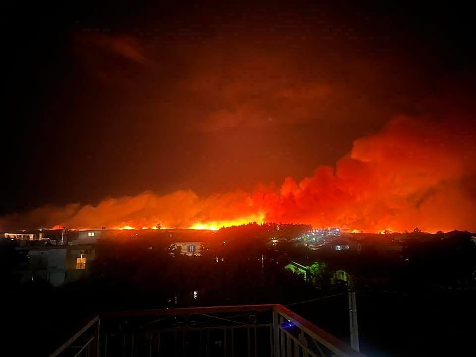 Visuals of wildfires from Mavrorachi, Lagkadas, Greece