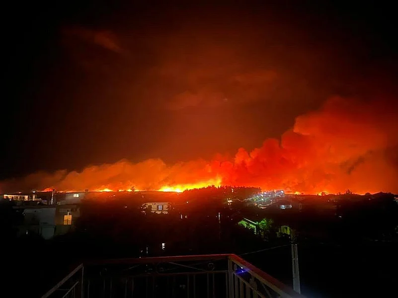 Visuals of wildfires from Mavrorachi, Lagkadas, Greece