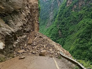 fearlessyatri/Instagram : The Mandi-Kullu stretch of the Chandigarh-Manali National Highway (NH-21) was affected by a landslide in the Pandoh area on July 31