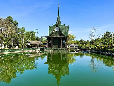 worldpitou/Shutterstock : The Wat Pa Maha Chedi Kaew in Thailand is made out of 1.5 million Heineken and Chang beer bottles