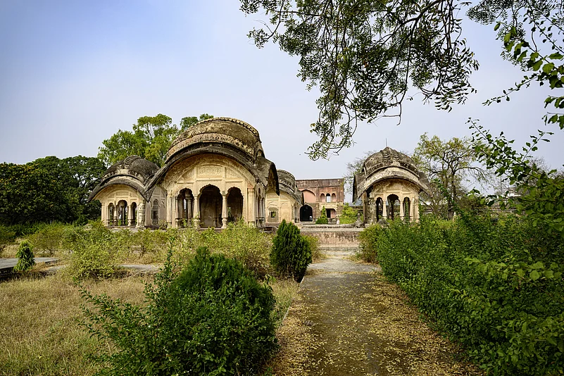 The Bani Begum Garden contains the tomb of Jahan Bano Begum, the consort of the Mughal prince Bidar Bakht