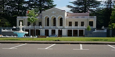 Zviad Avaliani/Wiki Commons : Tskaltubo Railway Station, Georgia
