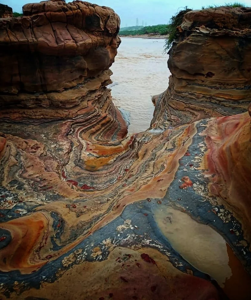 The canyon walls of Kadiya Dhro showcases five or seven colours, ranging from pink and yellow to red and indigo