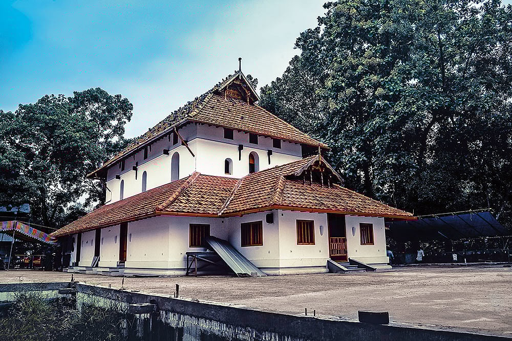 Kerala’s mosques, like the Juma Masjid are simple wooden buildings with tiled roofs