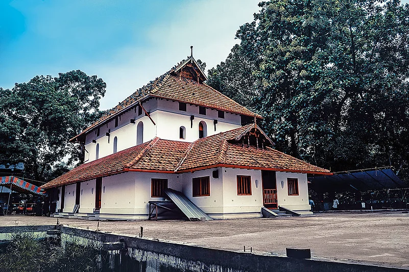 Kerala’s mosques, like the Juma Masjid are simple wooden buildings with tiled roofs