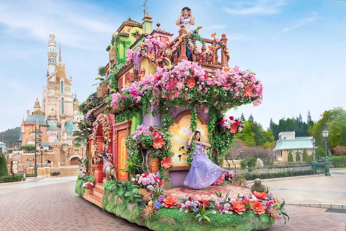 A Hong Kong Disneyland parade in full swing