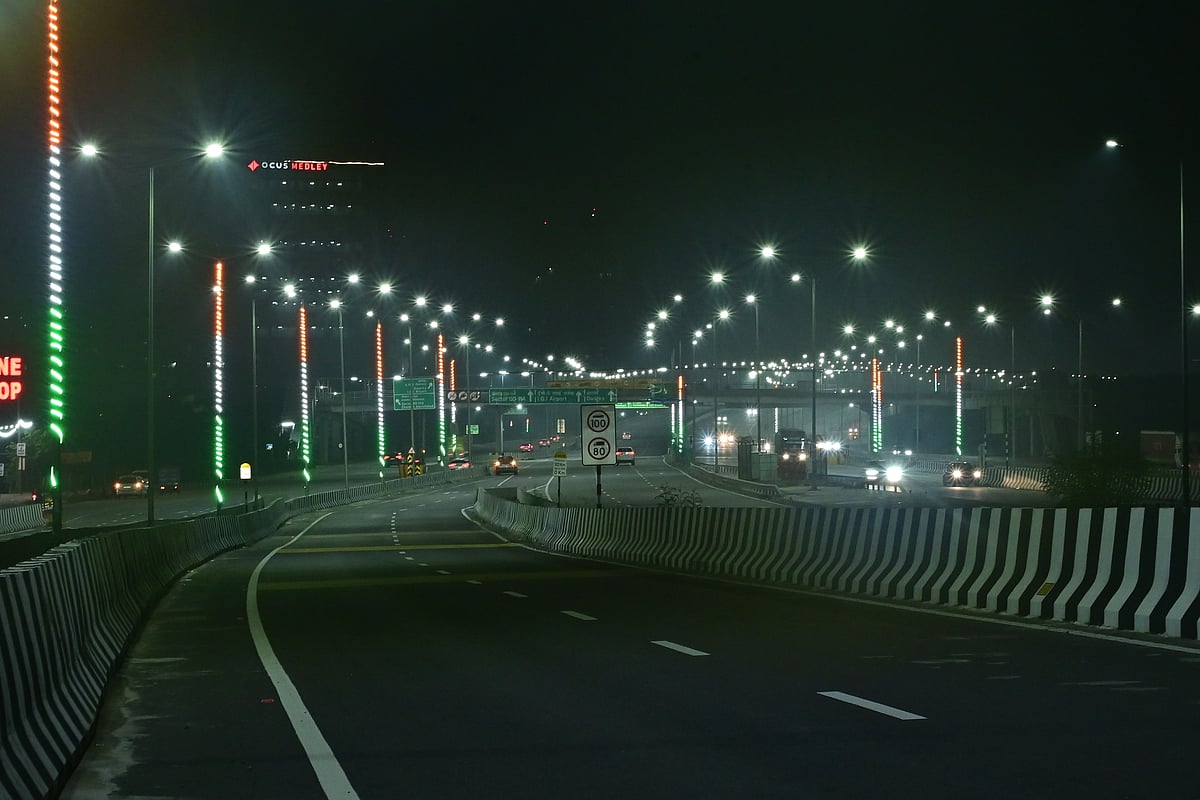 A section of the Dwarka Expressway of Delhi at night