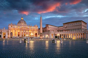rudi1976/Shutterstock : St Peters Basilica and St Peters Square at night in Vatican City
