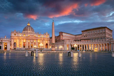 rudi1976/Shutterstock : St Peters Basilica and St Peters Square at night in Vatican City