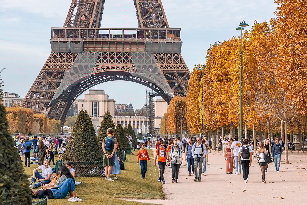 Tourists walk on the Champ de Mars in Paris (2022)