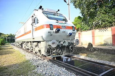 @RailMinIndia/x : Banaras Locomotive Works, Varanasi commissioned India’s first 70m removable solar panel system (28 panels, 15KWp) between railway tracks—a step towards green and sustainable rail transport
